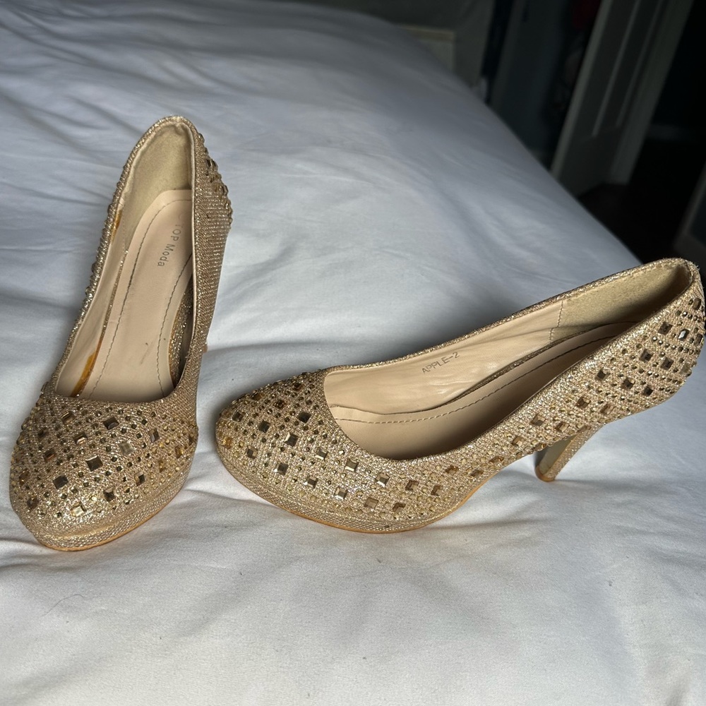 Size 9 gold heels